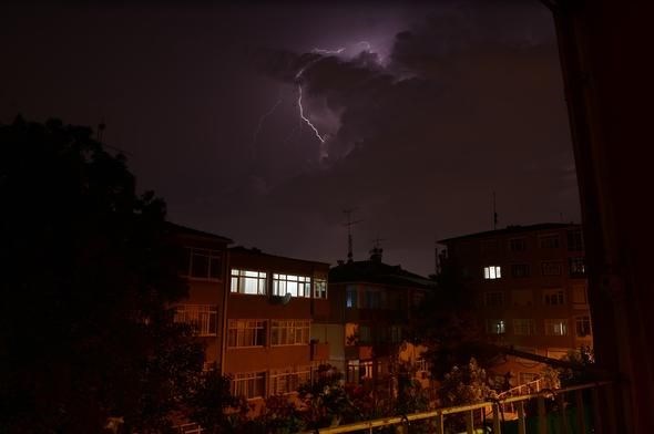 İstanbul'un zor gecesi: Karanlığı şimşekler aydınlattı - 0