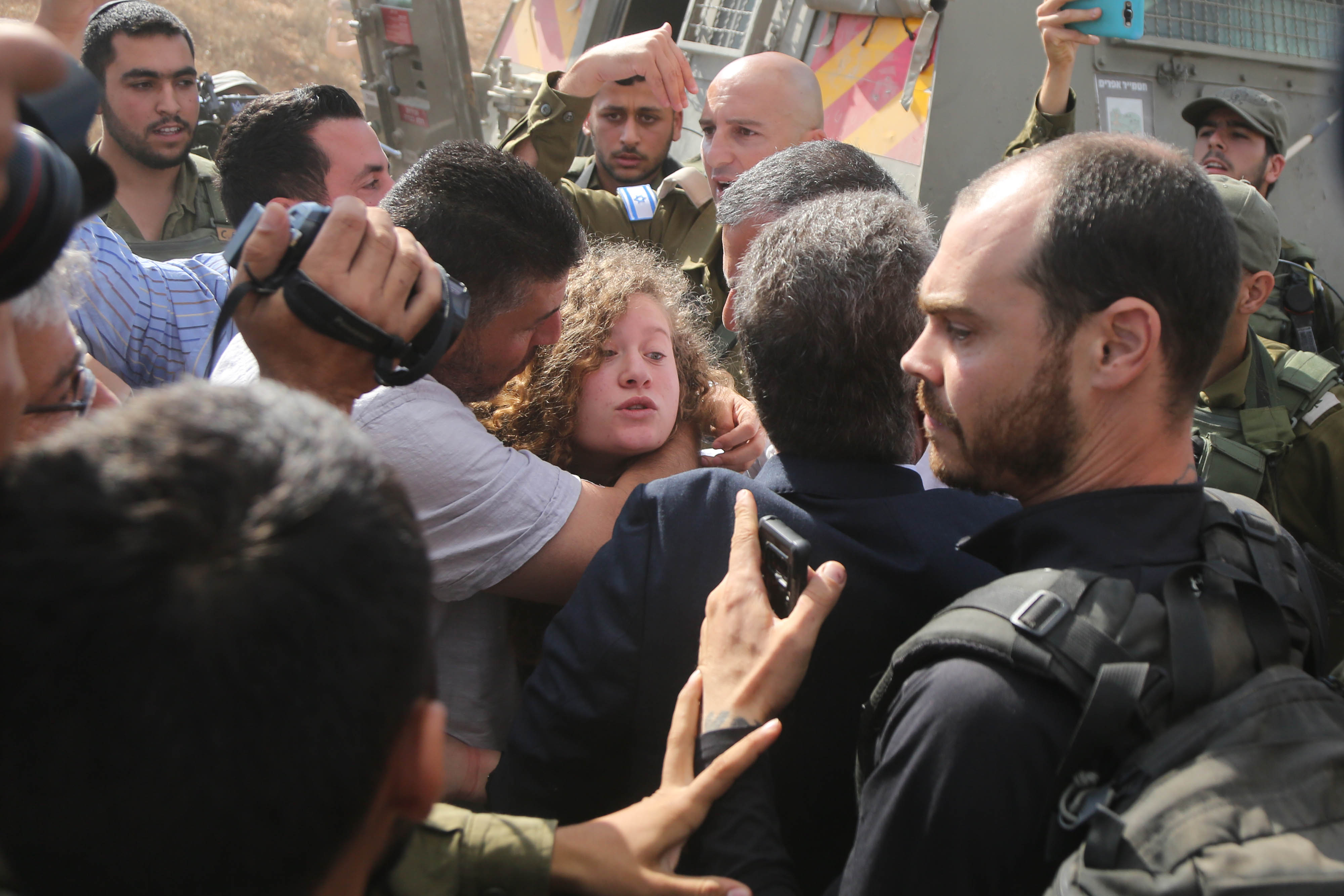 Filistin'in 'cesur kızı' Ahed Tamimi ve annesi serbest bırakıldı - 0