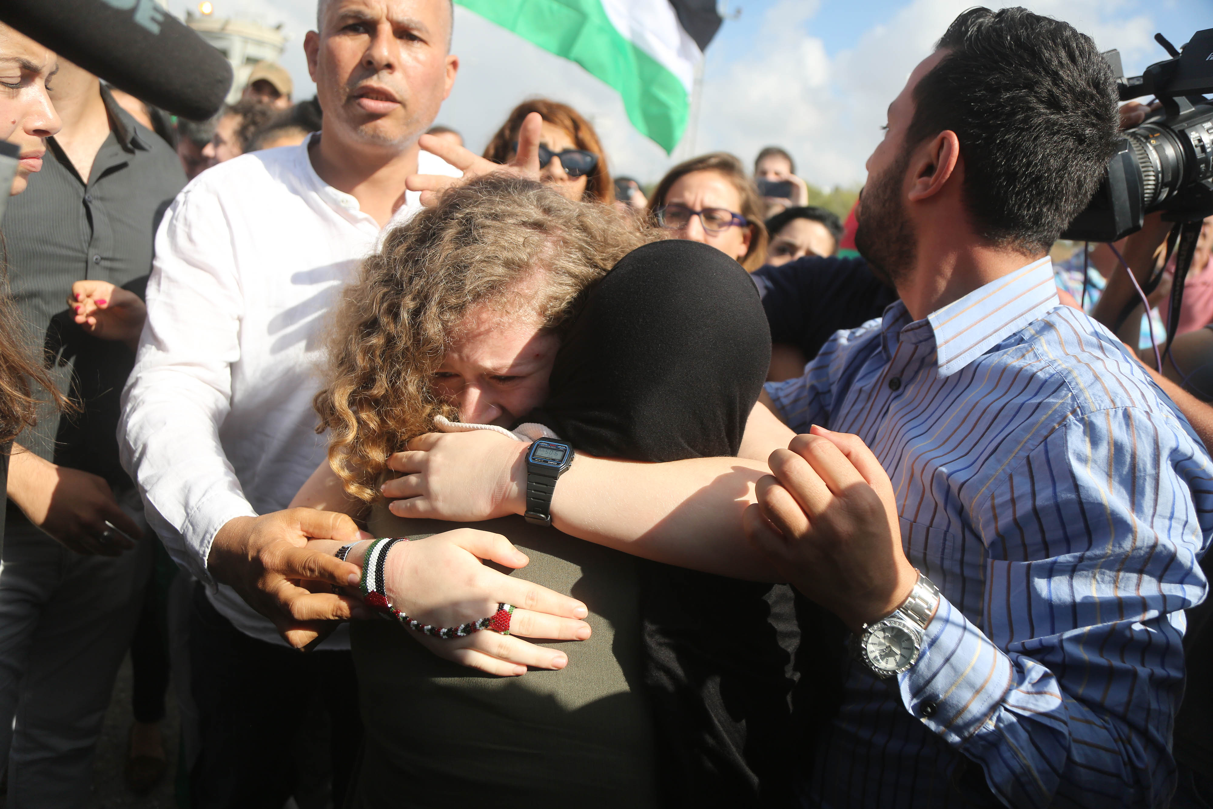 Filistin'in 'cesur kızı' Ahed Tamimi ve annesi serbest bırakıldı - 0