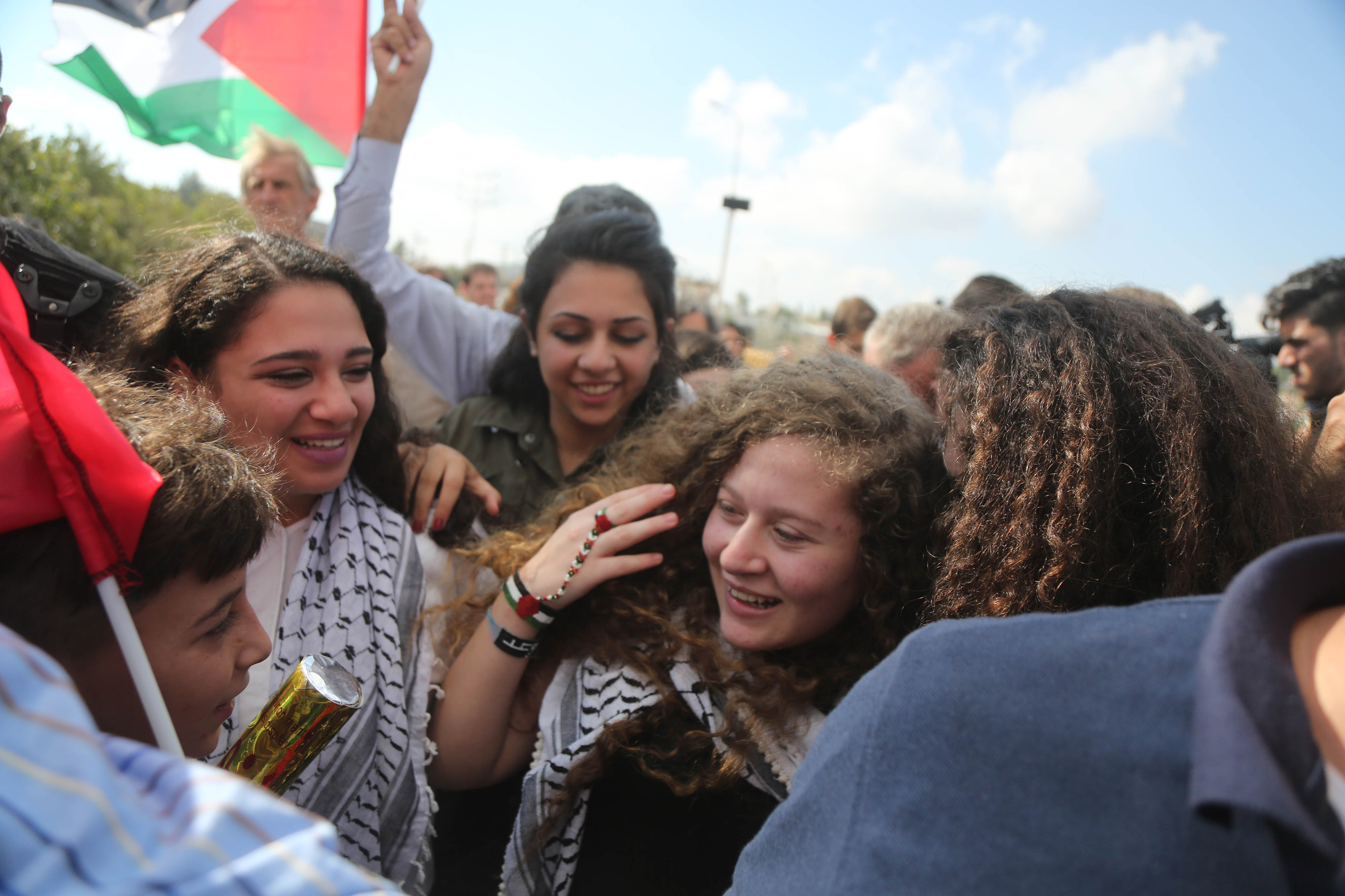 Filistin'in 'cesur kızı' Ahed Tamimi ve annesi serbest bırakıldı - 0