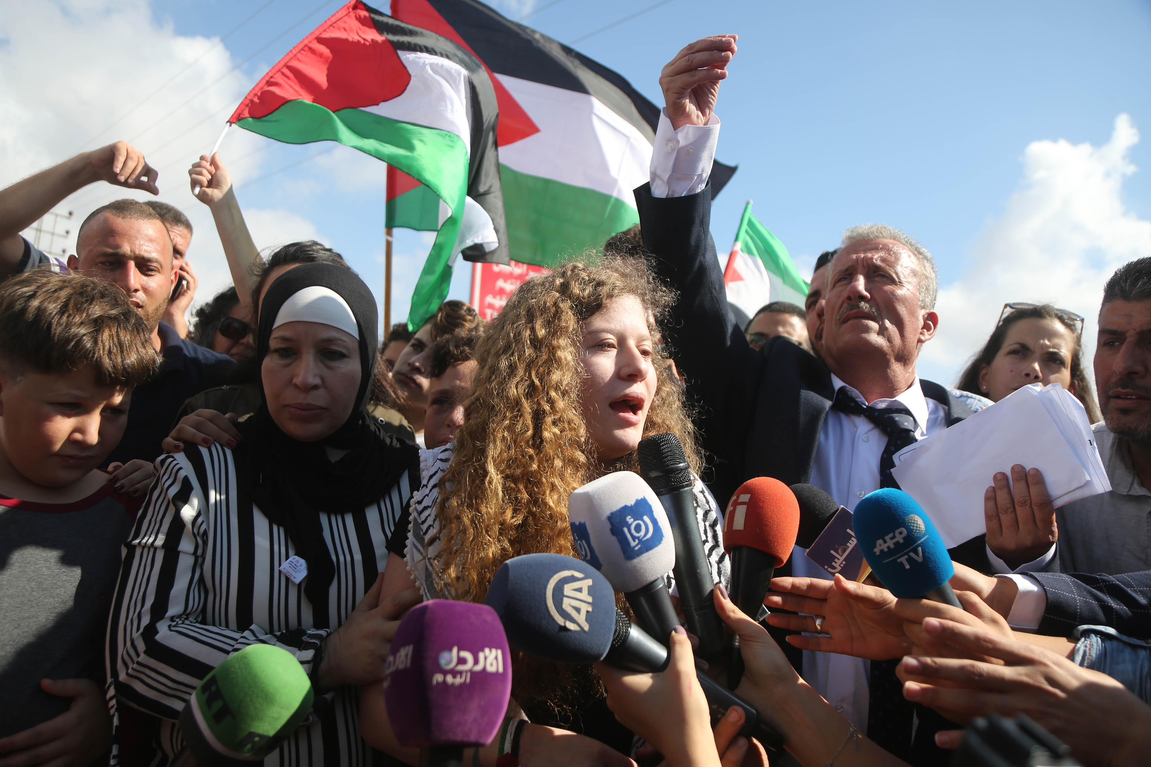 Filistin'in 'cesur kızı' Ahed Tamimi ve annesi serbest bırakıldı - 0