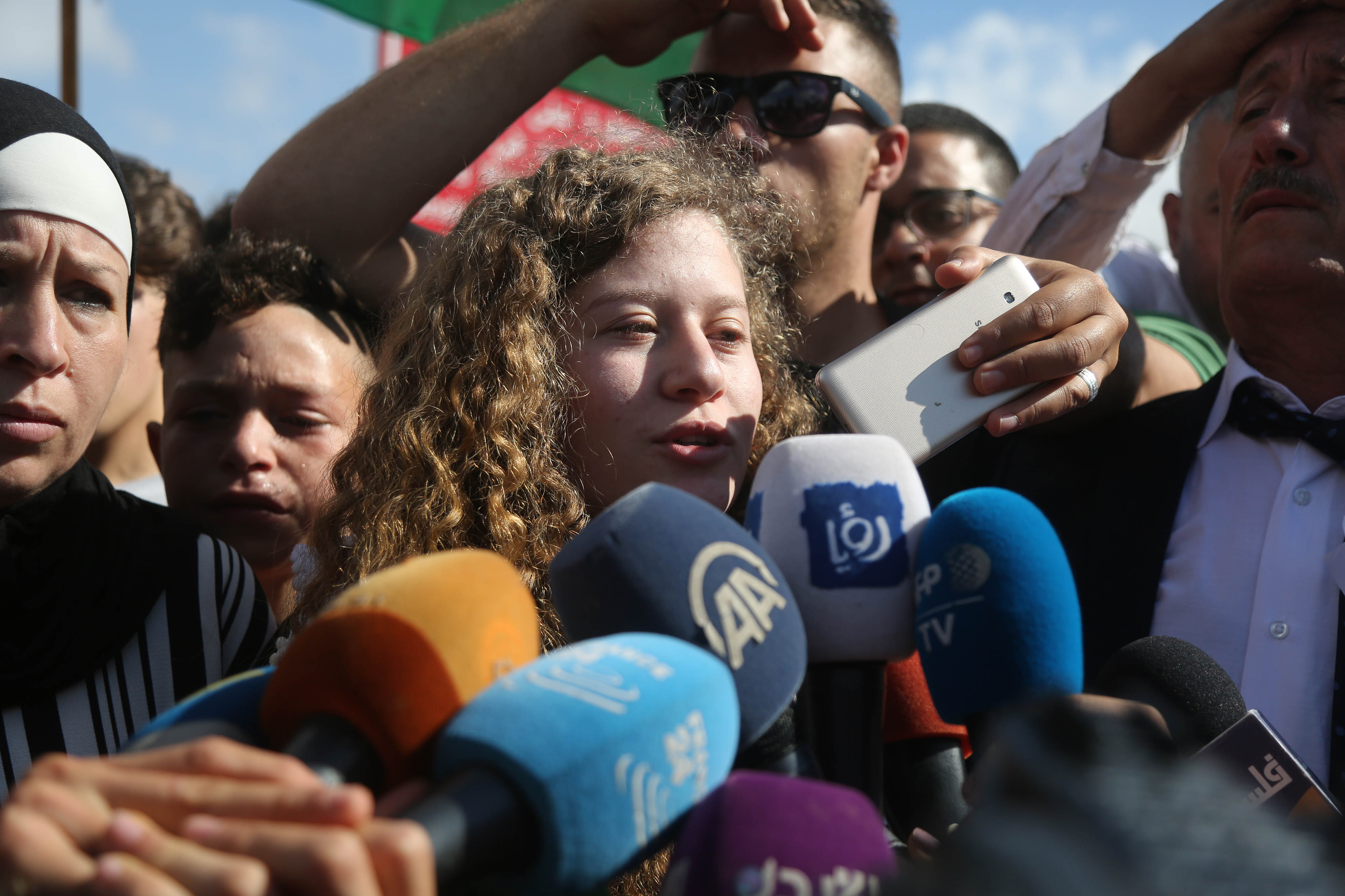 Filistin'in 'cesur kızı' Ahed Tamimi ve annesi serbest bırakıldı - 0