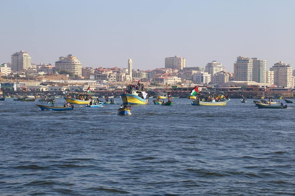 Gazze'de kuşatmayı kırmak için Gazze denizi açıklarında gösteri düzenledi - 3