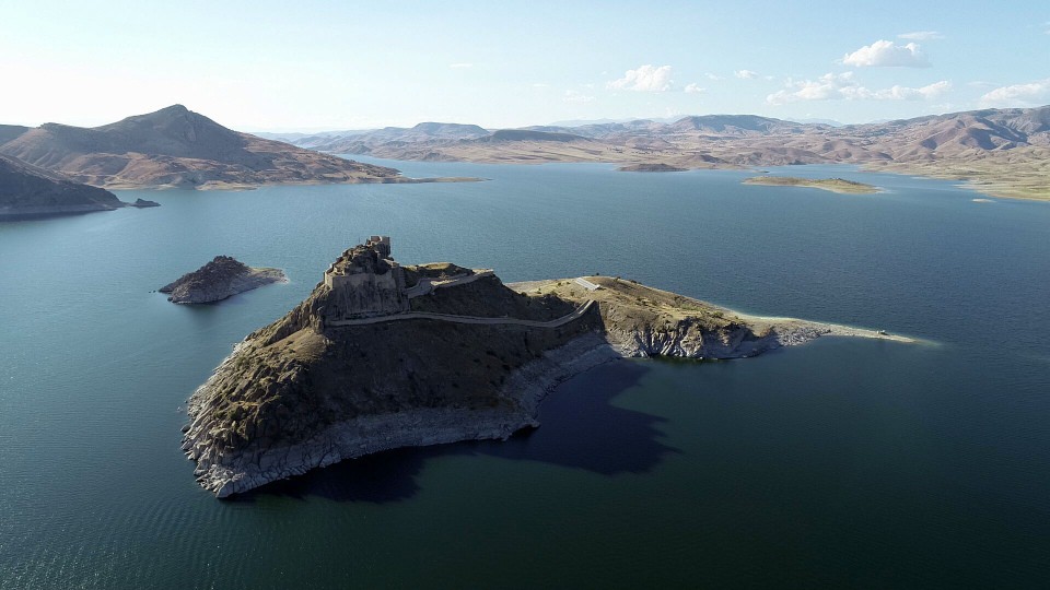 Elazığ'da ada görünümlü kale - 7