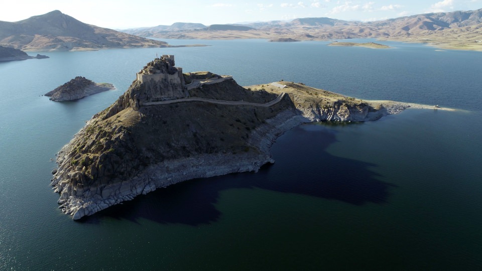Elazığ'da ada görünümlü kale - 10
