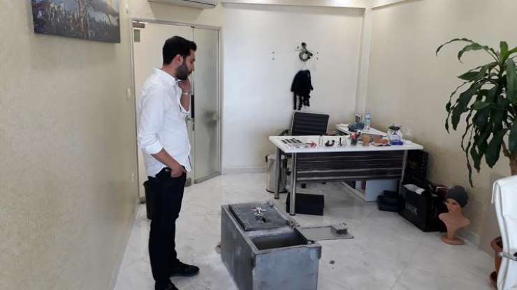 Çelik kasayı patlatıp milyonluk soygun yaptılar - 1