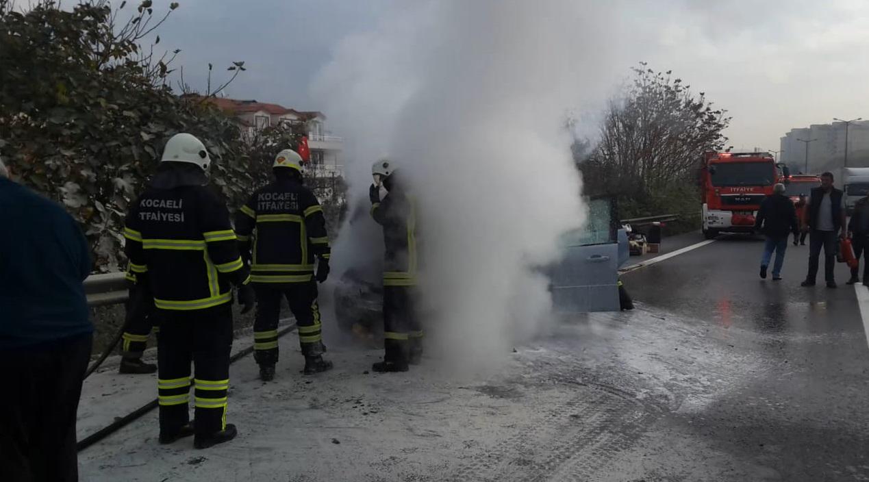 Yanan arabadan canını son anda kurtardı - 5