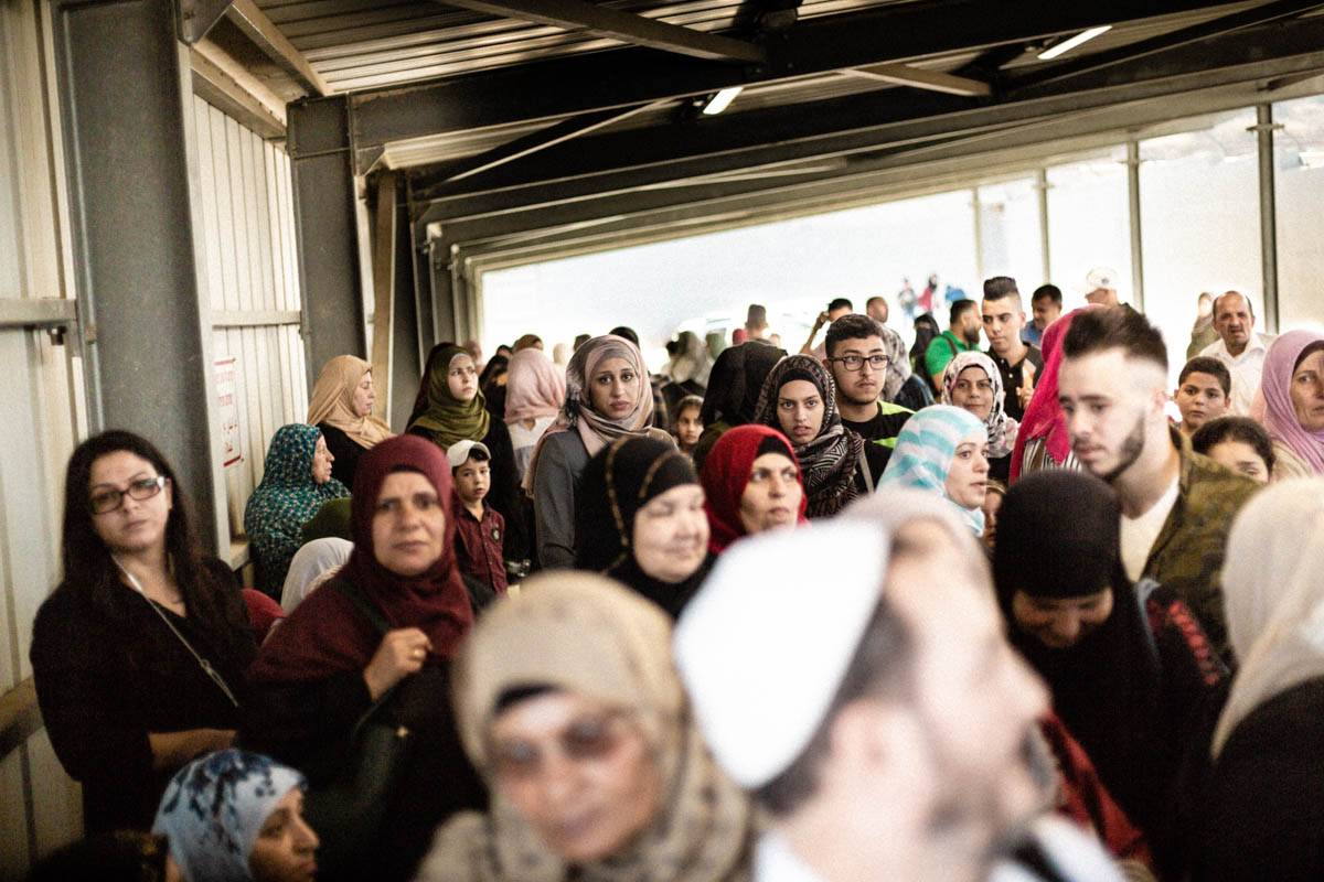 Filistinlilerin, ayda bir  defa İsrail hapishanelerindeki yakınlarını görmek için çektikleri zorluklar - 3