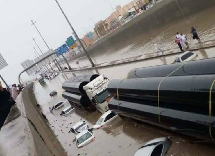 Suudi Arabistan'da sel ve dolu felaketi - 0