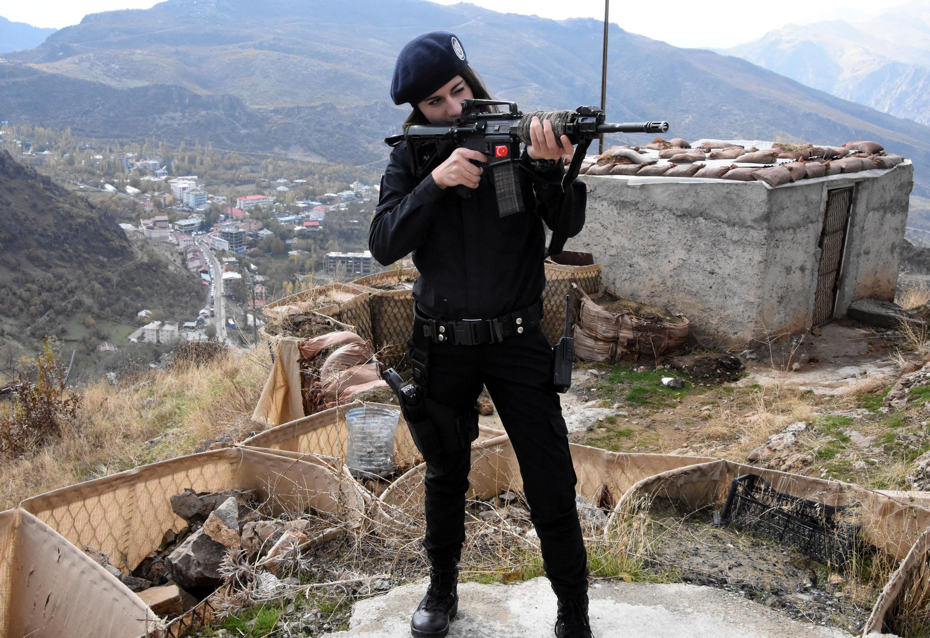 Dicle komiser, gündüzleri nöbet tutuyor akşamları çocuklara dövüş eğitimi veriyor - 2