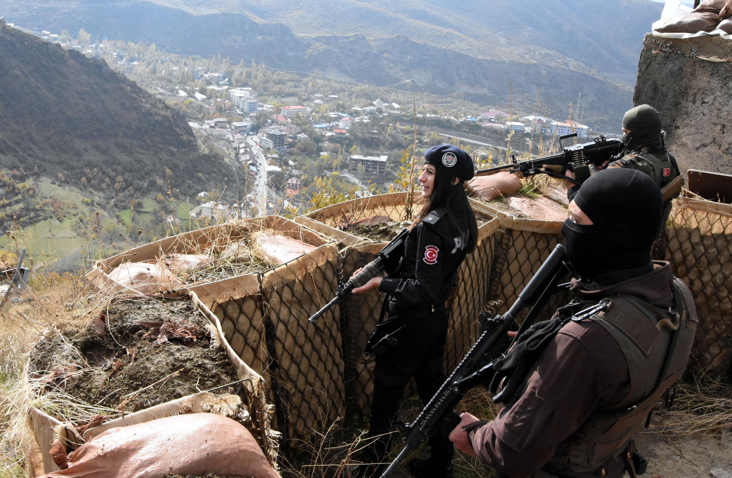 Dicle komiser, gündüzleri nöbet tutuyor akşamları çocuklara dövüş eğitimi veriyor - 4