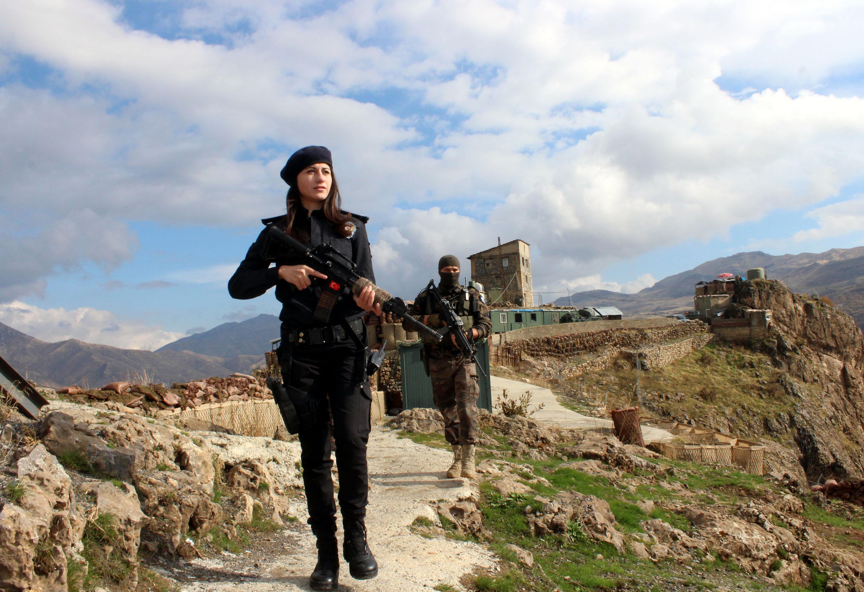 Dicle komiser, gündüzleri nöbet tutuyor akşamları çocuklara dövüş eğitimi veriyor - 6