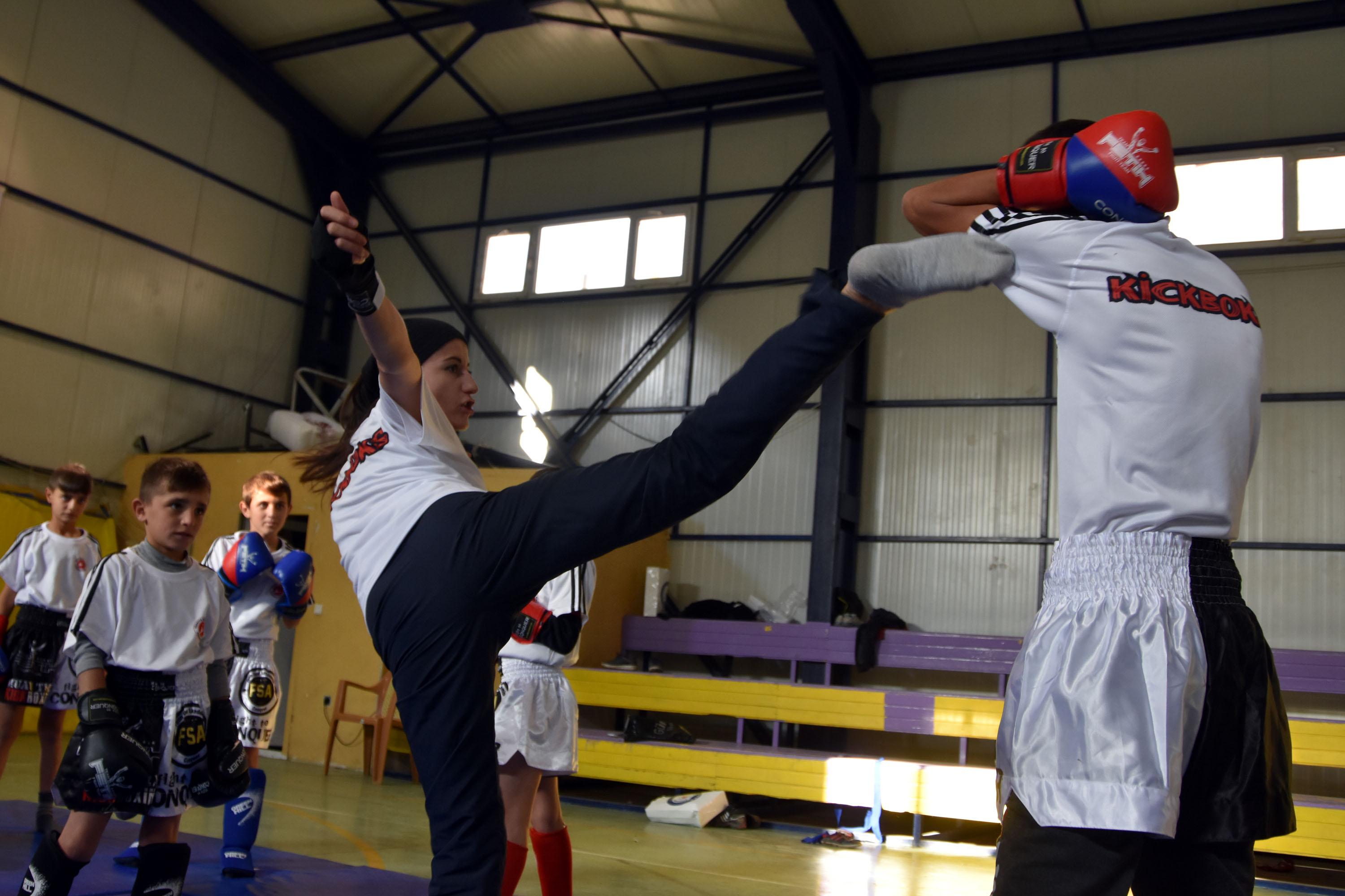 Dicle komiser, gündüzleri nöbet tutuyor akşamları çocuklara dövüş eğitimi veriyor - 10