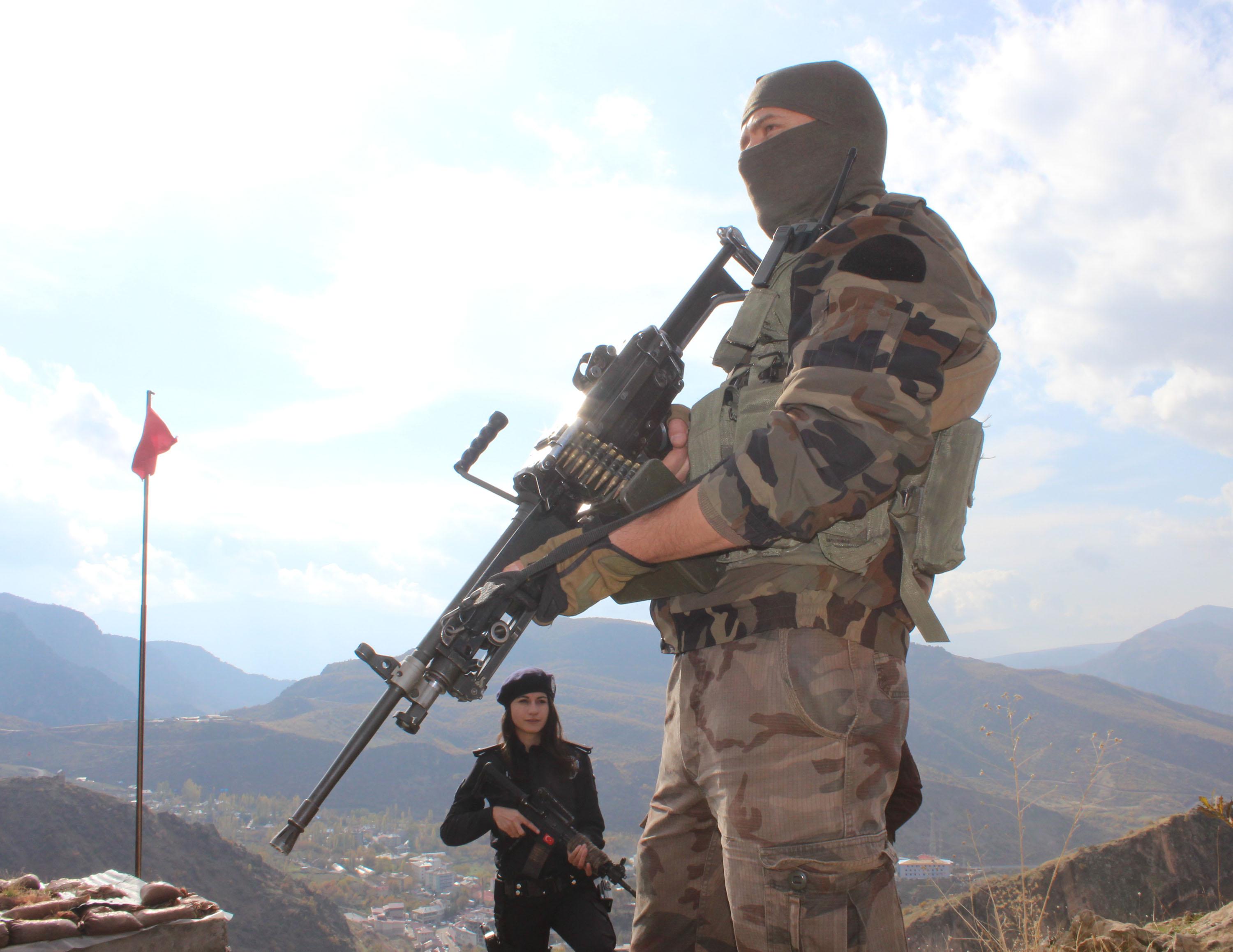 Dicle komiser, gündüzleri nöbet tutuyor akşamları çocuklara dövüş eğitimi veriyor - 16