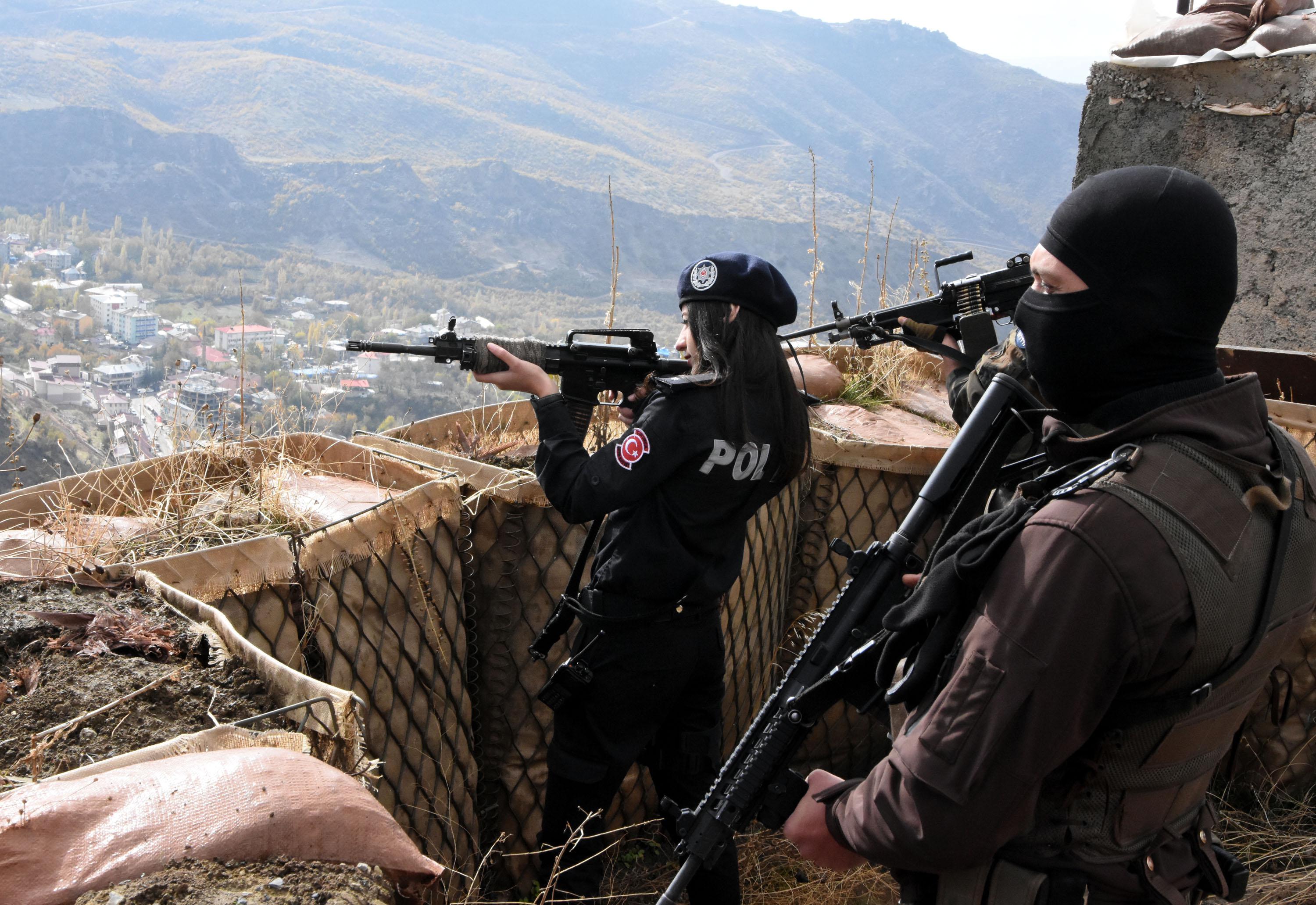 Dicle komiser, gündüzleri nöbet tutuyor akşamları çocuklara dövüş eğitimi veriyor - 18