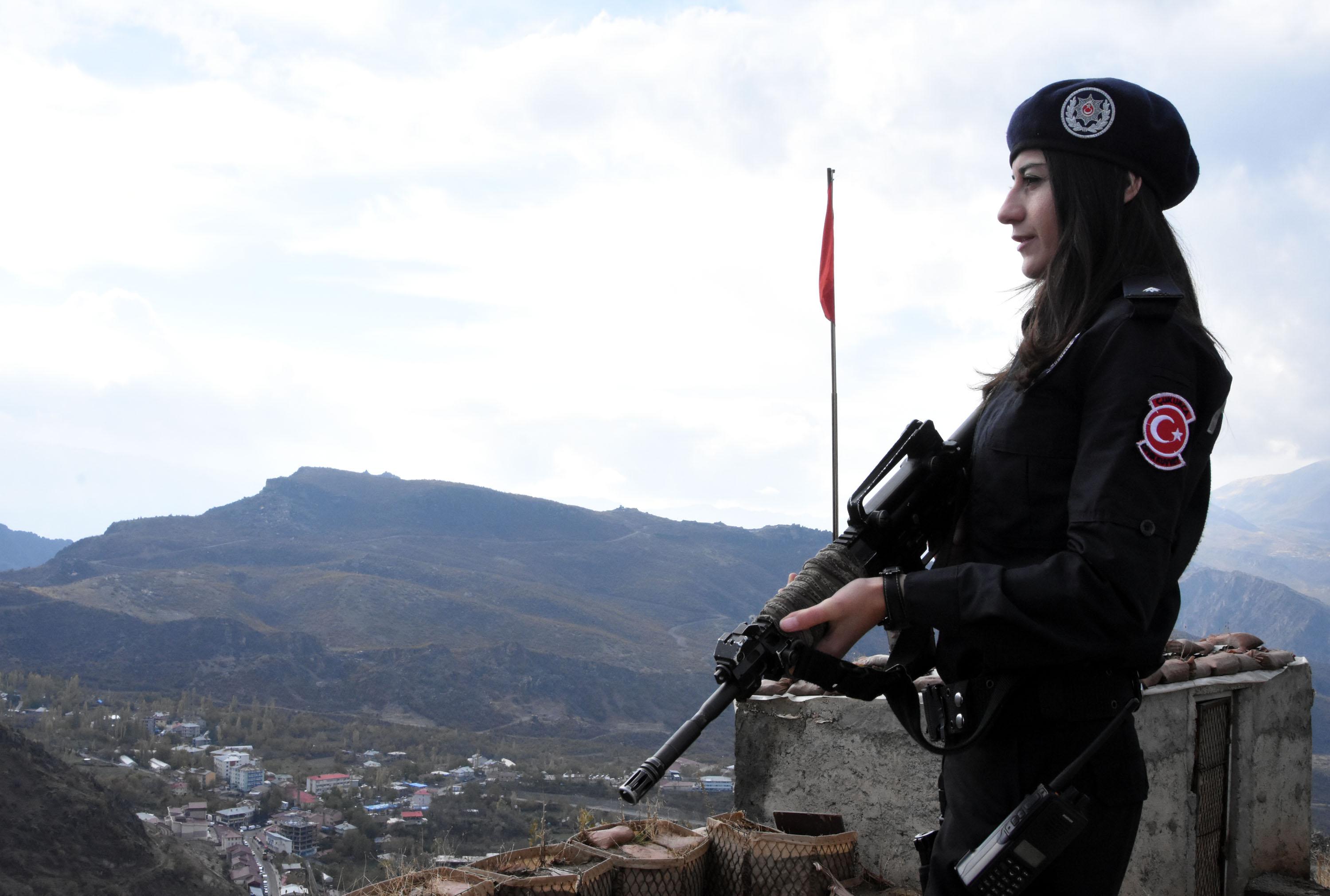 Dicle komiser, gündüzleri nöbet tutuyor akşamları çocuklara dövüş eğitimi veriyor - 20