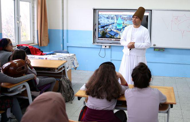 Sakarya'da, öğretmen işlediği konuya göre giyinip derse giriyor - 1