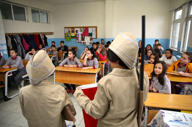 Sakarya'da, öğretmen işlediği konuya göre giyinip derse giriyor - 2
