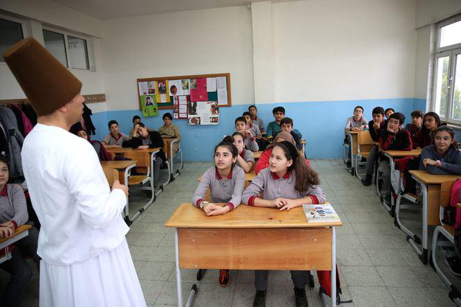 Sakarya'da, öğretmen işlediği konuya göre giyinip derse giriyor - 3