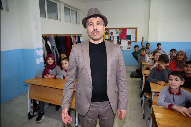 Sakarya'da, öğretmen işlediği konuya göre giyinip derse giriyor - 4