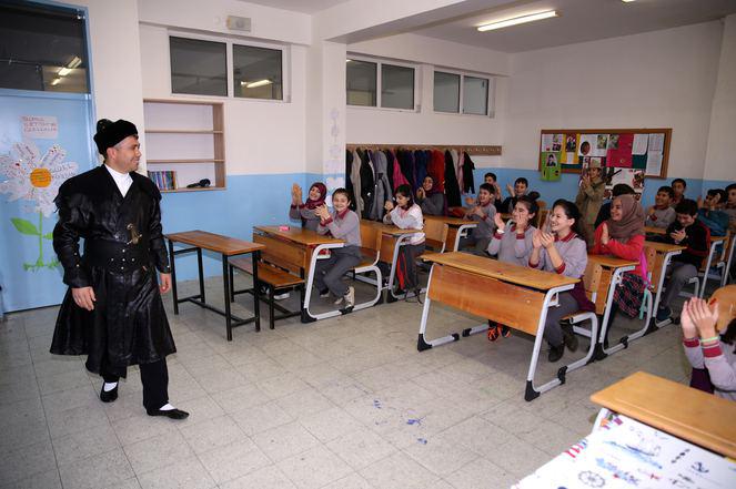 Sakarya'da, öğretmen işlediği konuya göre giyinip derse giriyor - 5