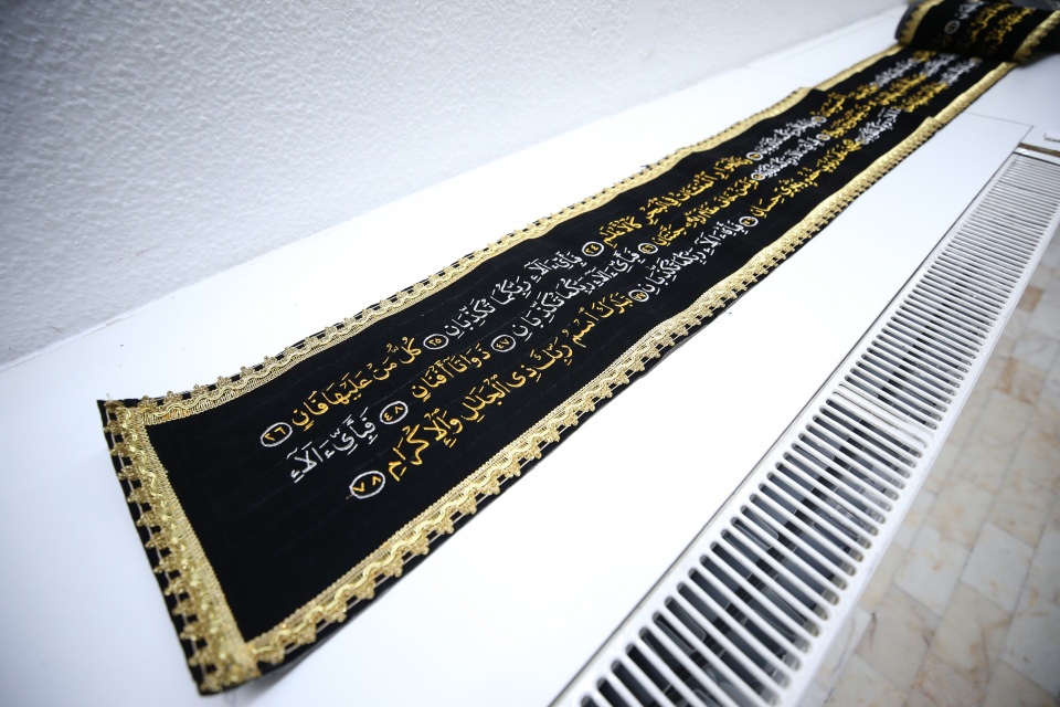 Suriyeli göçmenini kumaşa nakşettiği Kuran-ı Kerim, görenlerin beğenisini topluyor - 1