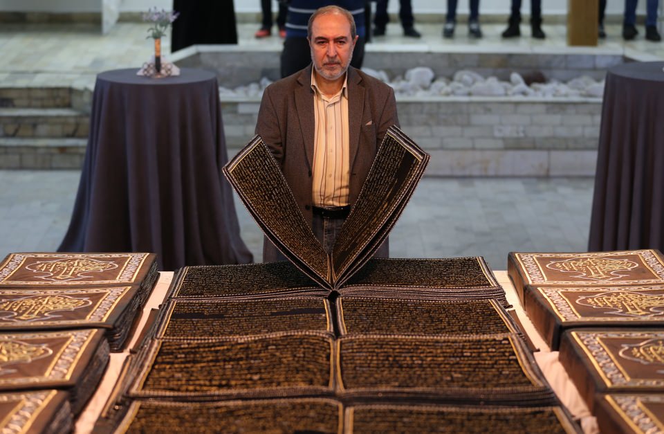 Suriyeli göçmenini kumaşa nakşettiği Kuran-ı Kerim, görenlerin beğenisini topluyor - 8