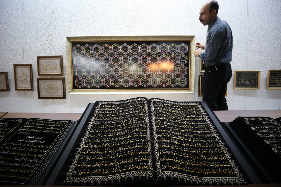 Suriyeli göçmenini kumaşa nakşettiği Kuran-ı Kerim, görenlerin beğenisini topluyor - 17
