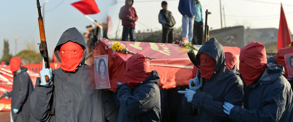 İstanbul'da kalaşnikoflu cenaze töreni