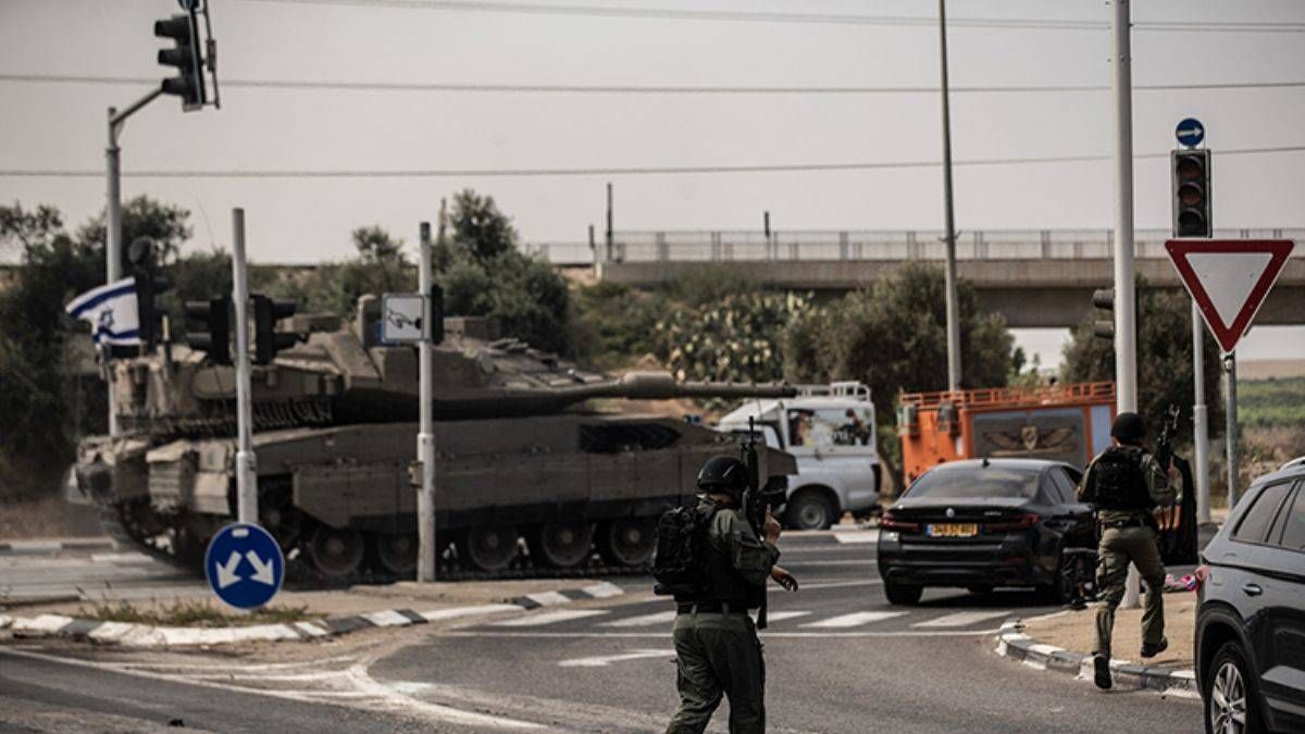 Öldürülen Filistinlilerin cenazeleri yol kenarında