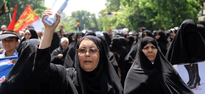 İran'da 'tesettür' gösterisi