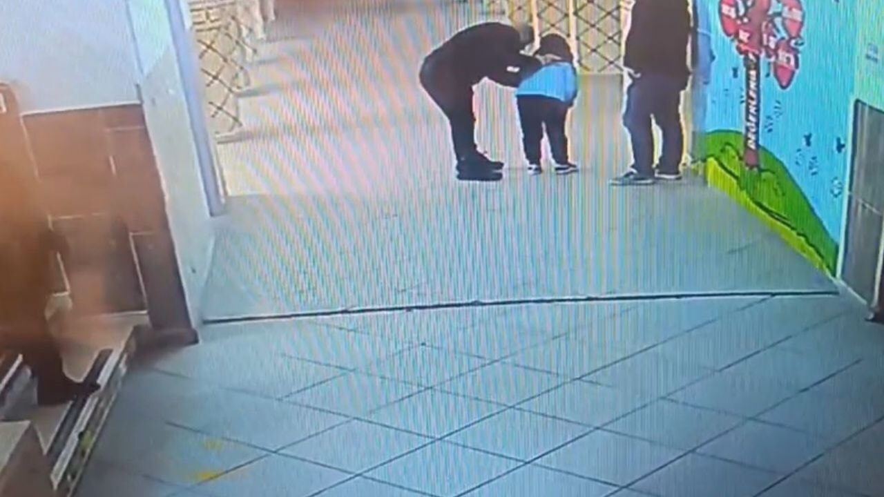 Nöbetçi öğretmenin Heimlich manevrası öğrencinin hayatını kurtardı