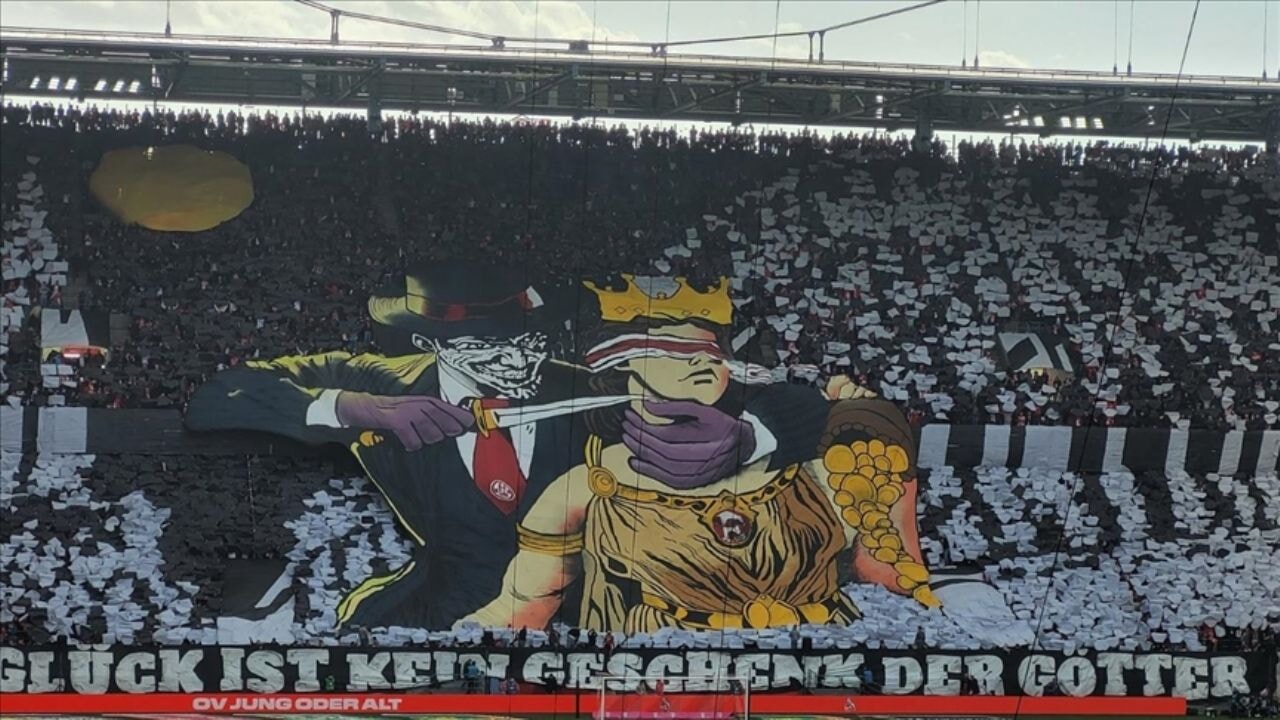 Almanya'da taraftarların bıçaklı koreografisine tepki