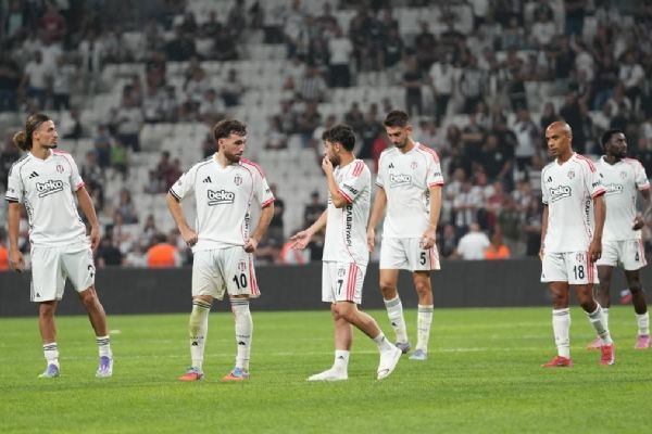 Beşiktaş'ta taraftarlardan protesto