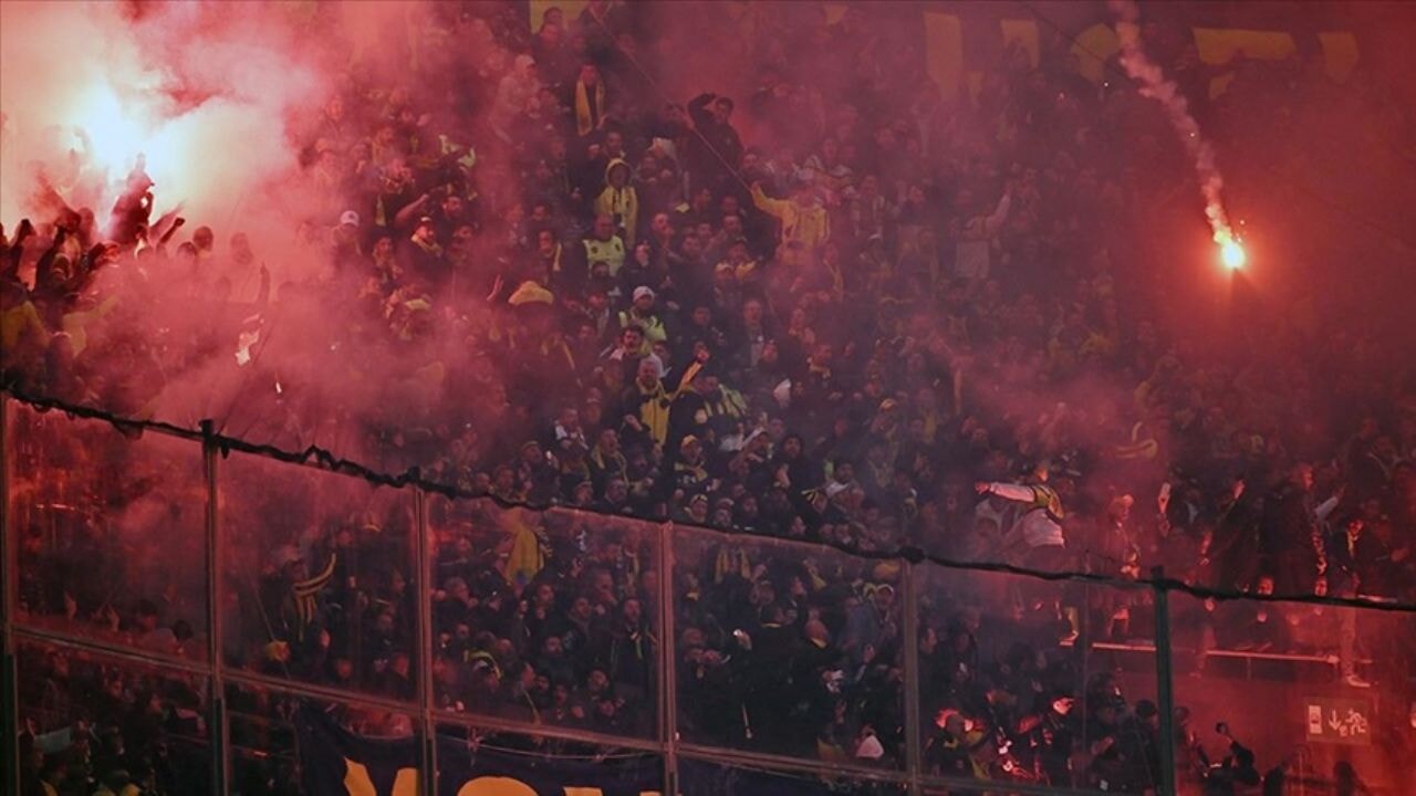 Galatasaray-Fenerbahçe derbisinde kaos yaşandı