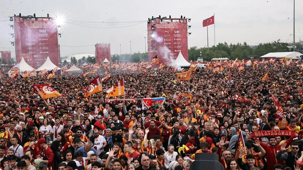 Galatasaray'ın şampiyonluk kutlamasında sahneye yıldız yağdı: Yenikapı'da tarihi gece