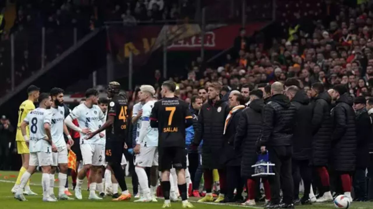 Galatasaray maçında Olay: Adana Demirspor sahadan çekildi