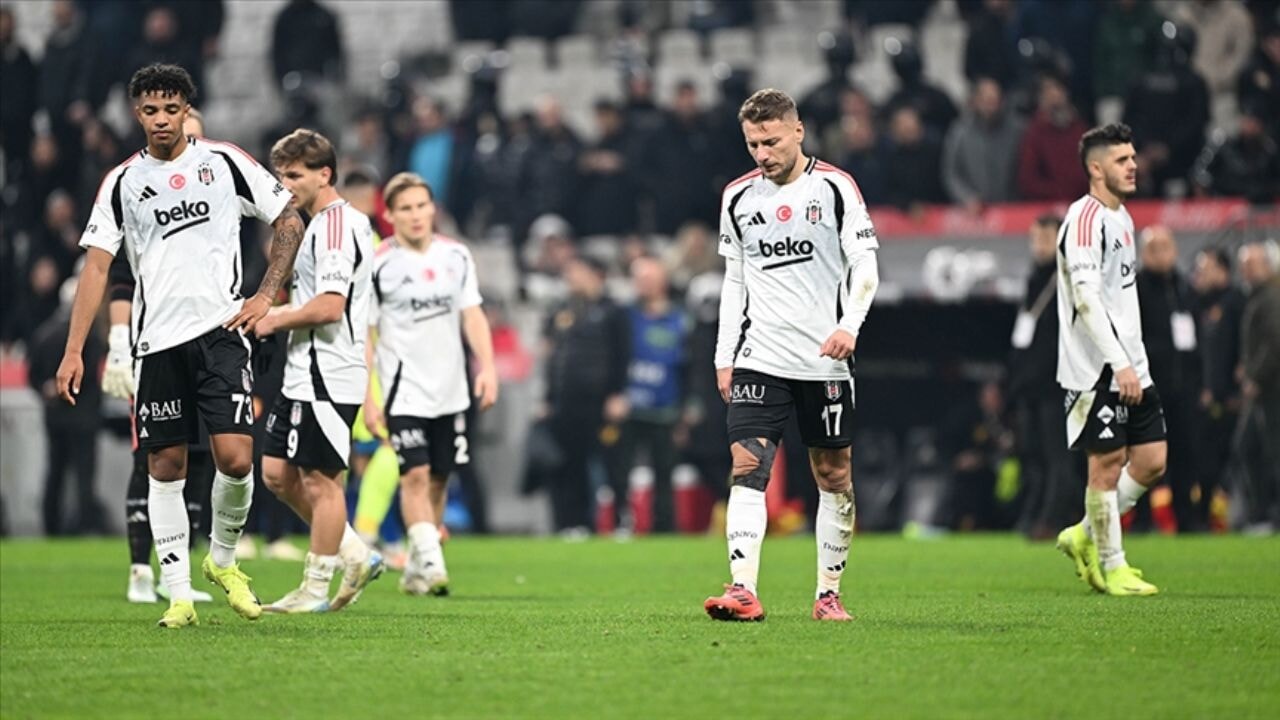 Kartal evinde yine kaybetti: Beşiktaş, Çaykur Rizespor'a 2-1 yenildi:  Üçüncülük yarışı kızışıyor: Beşiktaş tehlikede