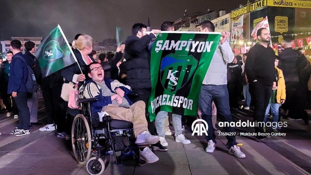 Kocaelispor Süper Lig'e yükseldi! İzmit'te tarihi kutlama