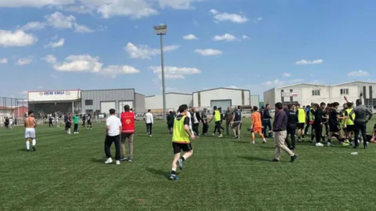 Konya'da maç sonrası kavga: Sahada yumruklar konuştu