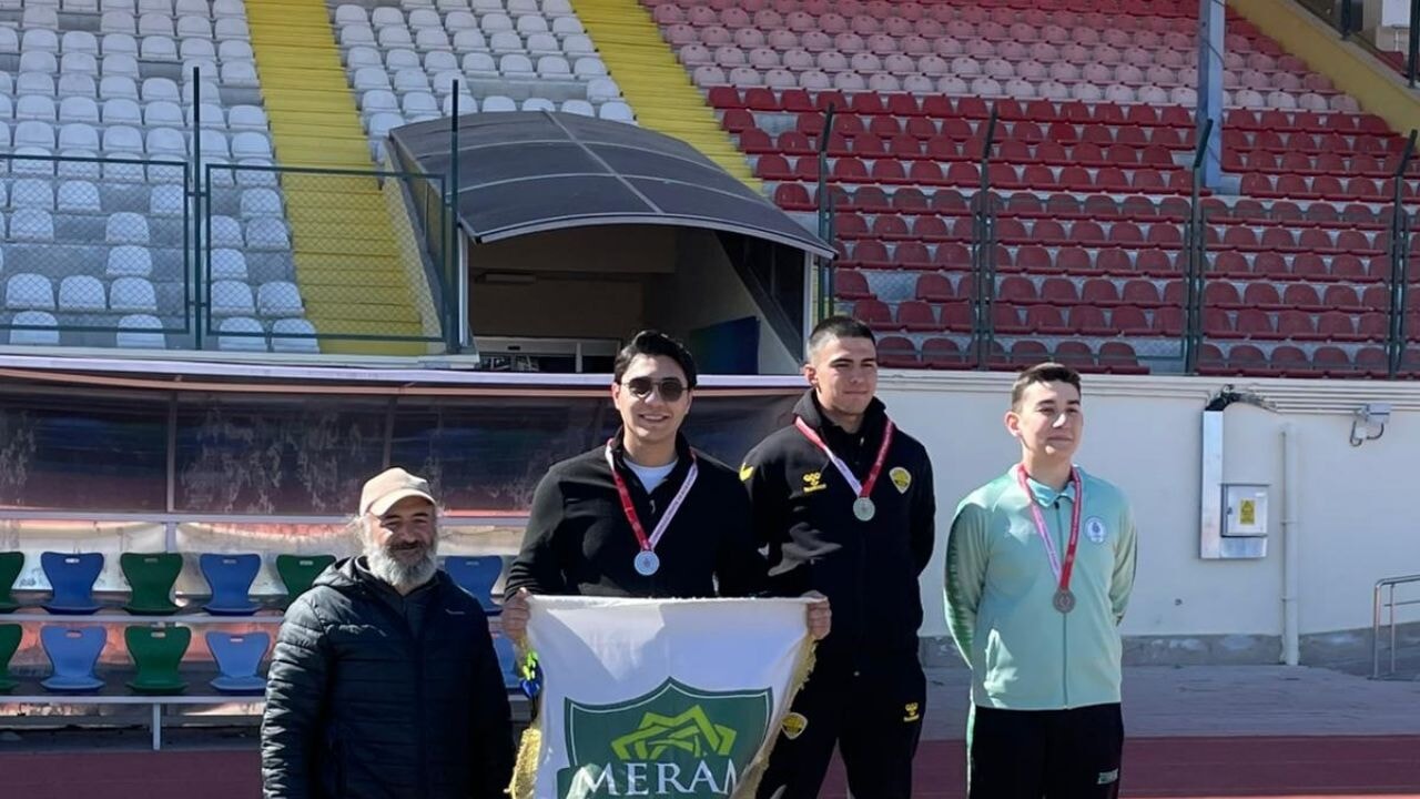 MERAMLI SPORCULARDAN OKÇULUK TURNUVASINDA ÇİFTE BAŞARI