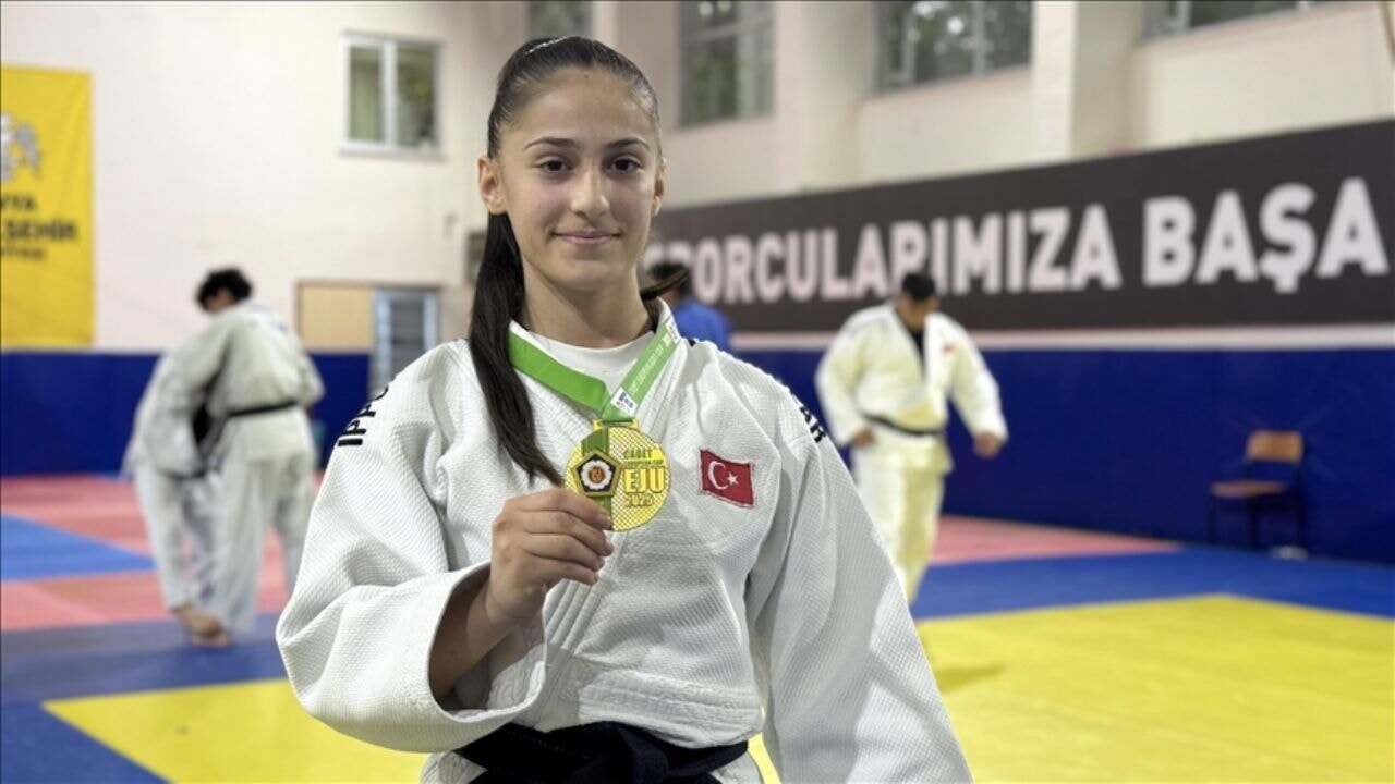 Milli judocu Fatma Zehra Meki, kazandığı altın madalyayı Filistinlilere armağan etti