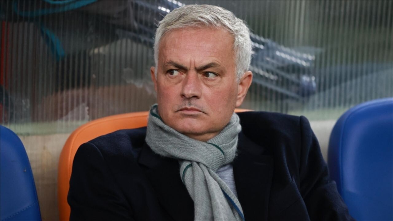 Mourinho'dan ironik cevap: 'Hoca olmaya çalışıyorum'