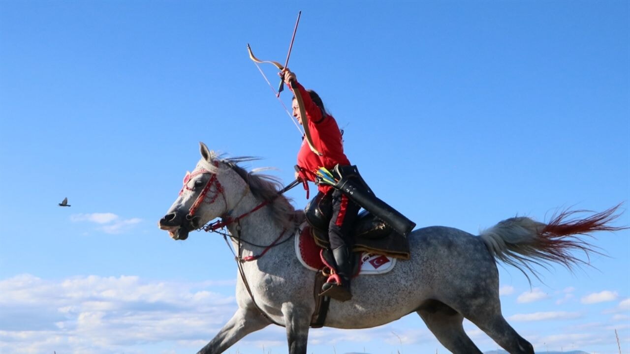 Rusya'da dünya şampiyonu olan Ayşe öğretmene 'Yılın Sporcusu' ödülü