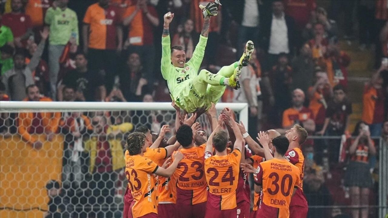 Şampiyon Galatasaray, sezonu galibiyetle kapattı: Dev gösteriden detaylar...