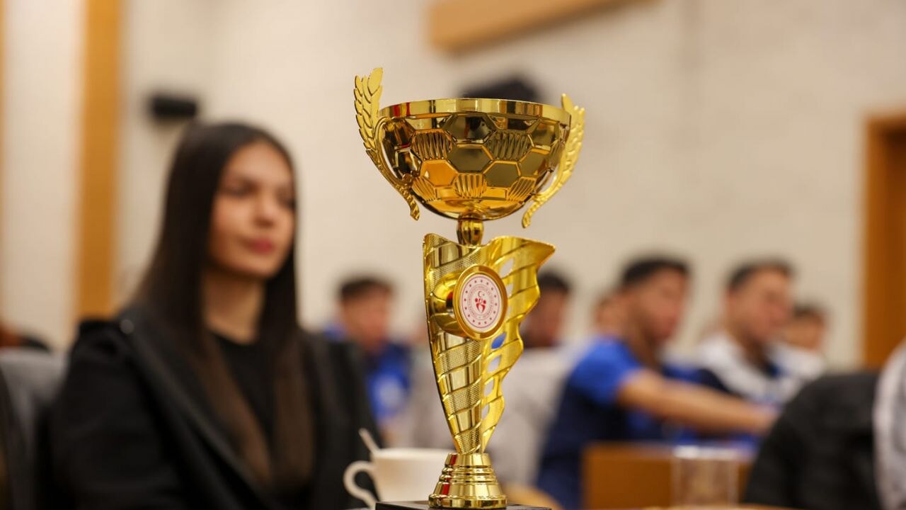 SELÇUKLU'NUN BAŞARILI SPORCULARI BAŞKAN PEKYATIRMACI İLE BİR ARAYA GELDİ