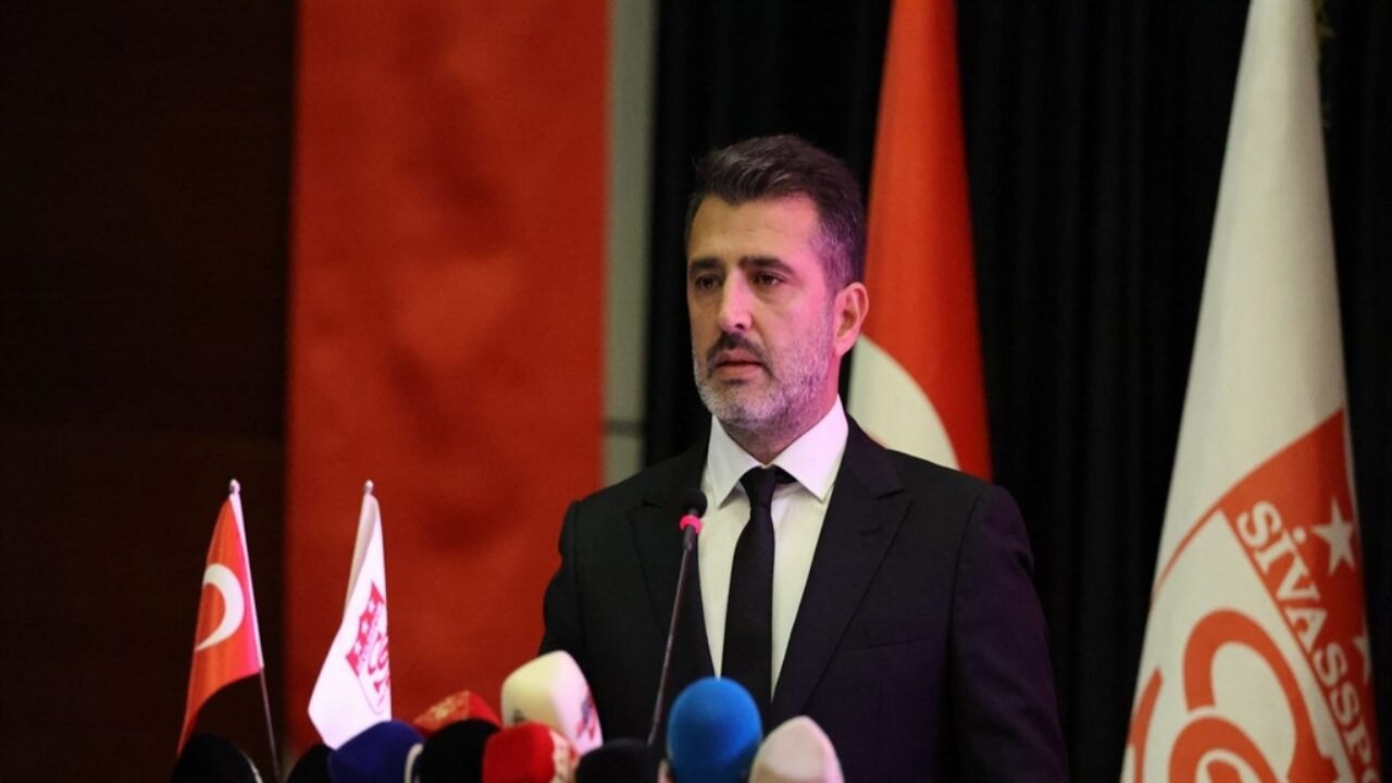 Sivasspor Kulüp Başkanı Karagöl görevinden ayrıldı