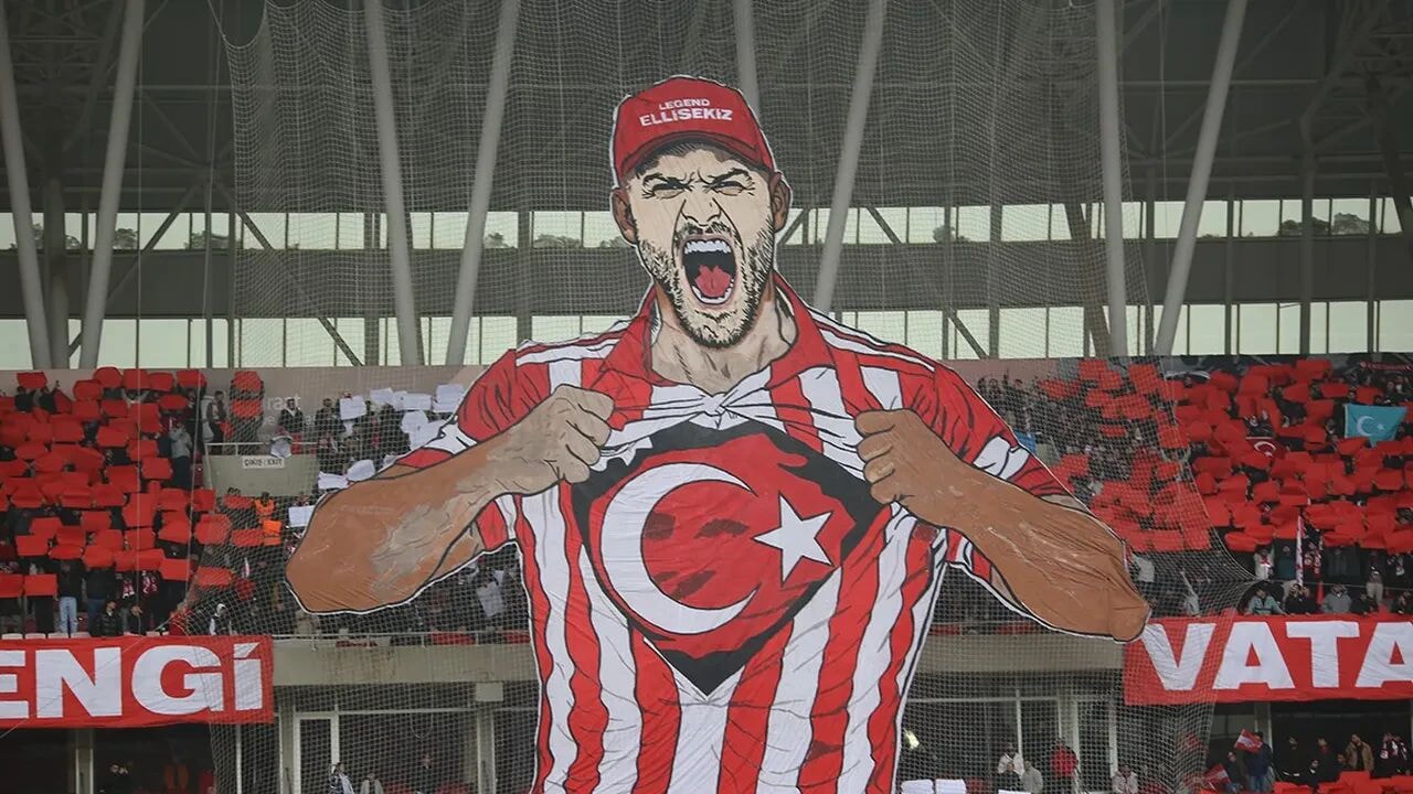 Sivasspor tribünlerinden Türk bayrağı mesajı