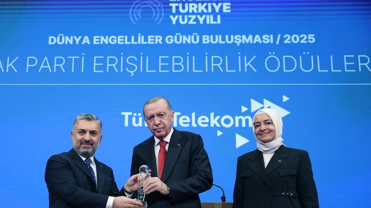 Türk Telekom, Dünya Engelliler Günü dolayısıyla düzenlenen 'Engelsiz Türkiye Yüzyılı Dünya Engelliler Günü Buluşması' kapsamında 'Dijital Erişilebilirlik' ödülüne layık görüldü