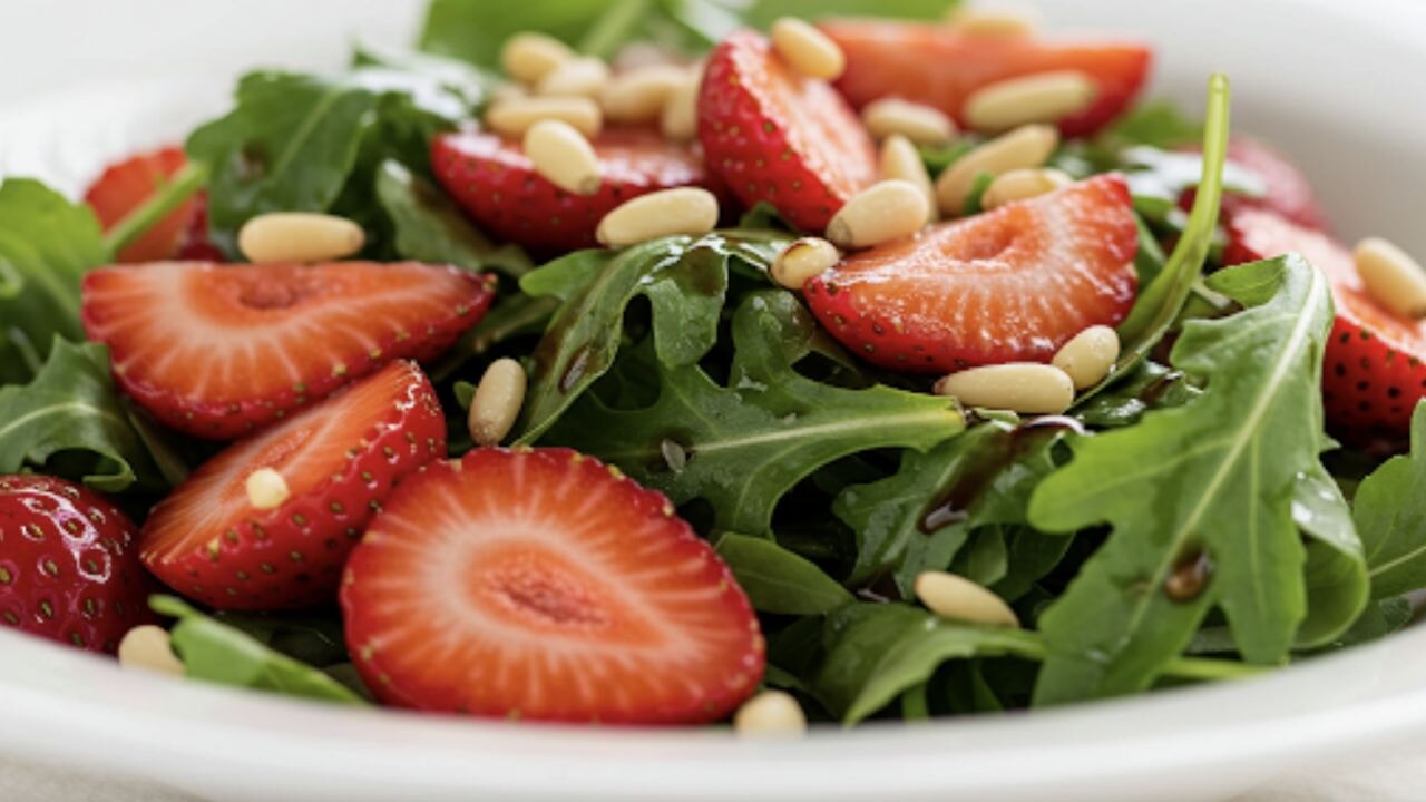 5 dakika salatası: Çilekli roka salatası | Glutensiz, hafif ve diyet öğün alternatifi salata tarifi